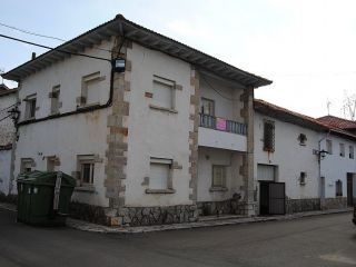 Casa típica de zona de montaña, bien situada y con buenos accesos por carretera. tiene planta baja y principal ... Casa típica de zona de montaña, bien situada y con buenos accesos por carretera. tiene planta baja y principal ...