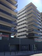 Plaza de aparcamiento en edificio de obra nueva y con locales disponibles en la planta baja. está junto al par ...