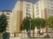 Inmueble exterior con buena iluminación, situado en la zona de ciudad jardín , consta de tres habitaciones, co ...