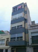 Vivienda amplia y luminosa sita en vinaros, distribuida en tres dormitorios. dispone de buenas comunicaciones ...