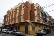 Estupendo piso de segunda mano en carlet. está distribuido en tres dormitorios, salón-comedor con balcón, baño ...