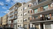 Vivienda a reformar con tres dormitorios y un baño en tercera planta de edificio sin ascensor compuesto por un ...