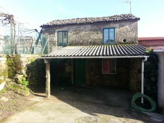 Casa de 3 plantas con un terreno destinado a huerta, que junto a la vivienda suman un total de 332 m2, ubicada ... Casa de 3 plantas con un terreno destinado a huerta, que junto a la vivienda suman un total de 332 m2, ubicada ...