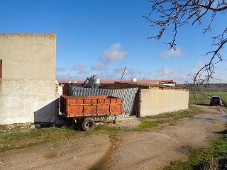Terreno con edificación en Lg Cañamares 