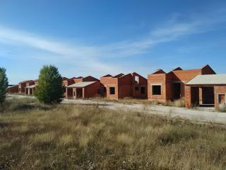 Promoción casas adosadas en construcción detenida en Ur La Loma