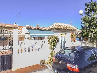 Casa adosada en calle Las Rosas, Urb. Torreta II, Torrevieja