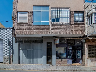 Vivienda y local en C/ Hermanos Pinzón, Cartagena (Murcia)