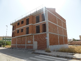 Edificio en construcción detenida en C/ Alcalde Manuel Florenciano