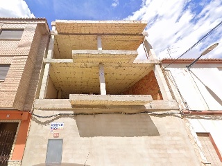 Edificio residencial en construcción detenida en C/ Democracia