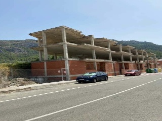 Edificio de viviendas en construcción detenida en Alfafara - Alicante -