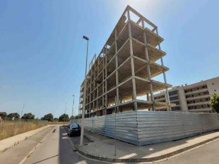 Edificio de viviendas en construcción detenida en Torreblanca - Castellón -