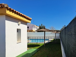 Chalet adosado en C/ Artesanas Bordadoras, Carrión de los Céspedes (Sevilla)