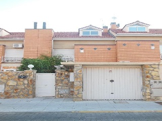 Casa adosada en C/ Lago Púrpura, Parla (Madrid)