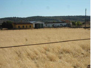 Terreno con edificación en Almendral