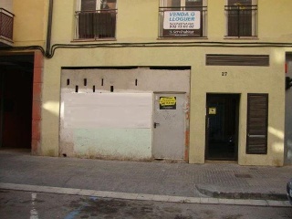 Local y plazas de garaje en Salt (Girona)