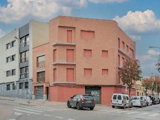 Edificio en construcción detenida en C/ Sat Damiá