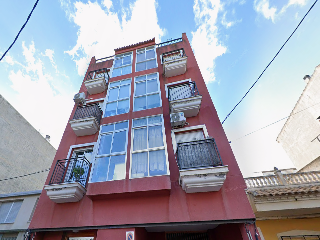 Piso con anejos en C/ Poeta Vicente Medina
